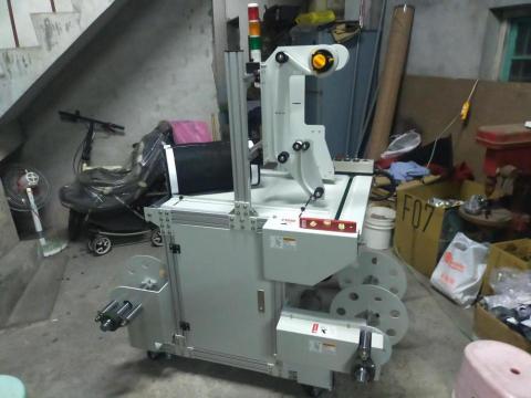 昶崴自動化 - 雙軸雙面膠帶貼附機