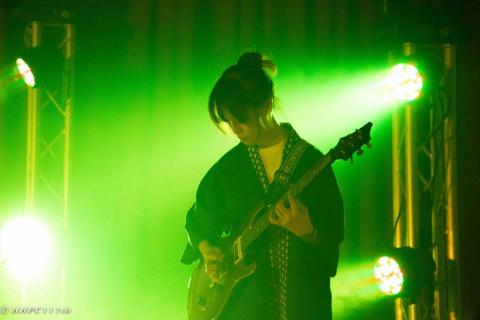 中興大學電機系（學生） - 熱音社時的表演照片。