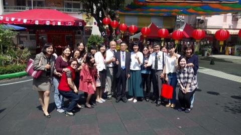 zoren chen - 擔任高雄國際餐會口譯時的合影