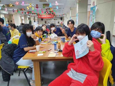 孫婕渝 - 在國中帶領小朋友參加教育營，一同參與遊戲以及題 講師上課，一起學習及輔助小朋友思考