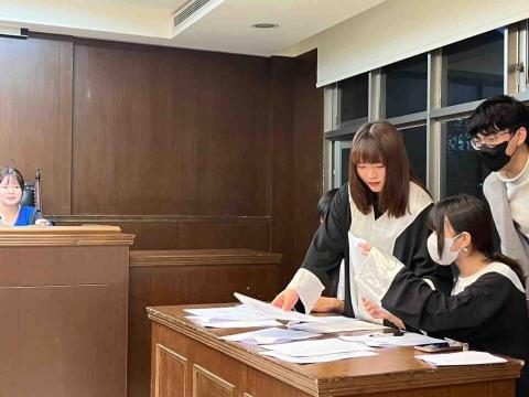 孫婕渝 - 學校參與模擬法庭時擔任律師，討論能力跟學習能力佳