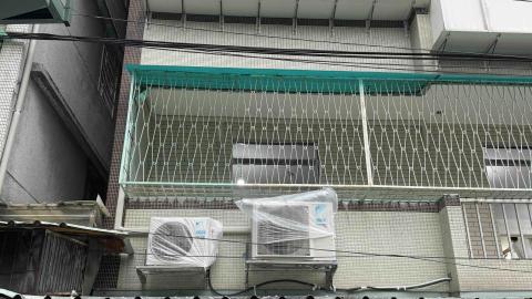 棋栓 - 因為室外機先安裝，鐵窗要油漆所以室外機做保護