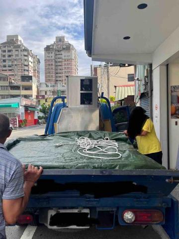 家恩快遞物流 - 床墊、製冰機運送過程