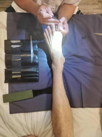 林師傅專業到府按摩整復服務 - 修凍甲，削脚皮。