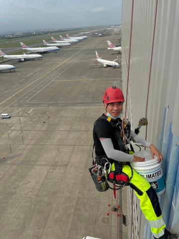 小當家高空作業 - 飛機場也是我們的客戶，若連華航都放心將工作交給了我，那您還有甚麼不放心的呢?