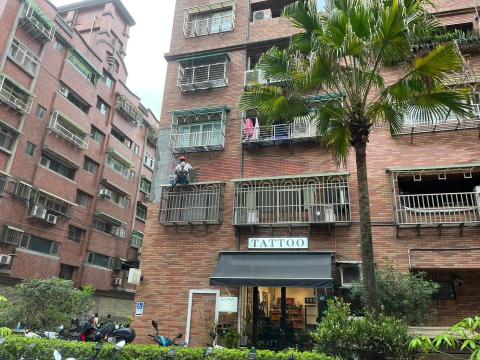 小當家高空作業 - 外牆磁磚很考驗師傅的眼力與經驗，貼的夠整齊才能還原建築物原本的風貌。