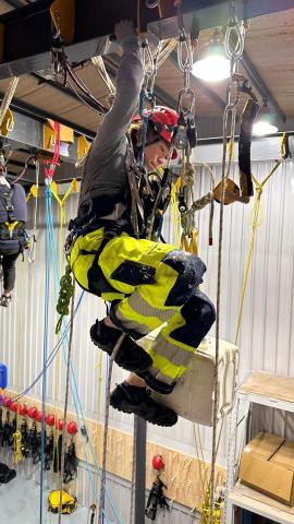 小當家高空作業 - 專業繩索訓練，對於複雜繩索系統，滑輪拖拉懸吊重物樣樣行，我們的技術經過驗證，顧主可以放心。
