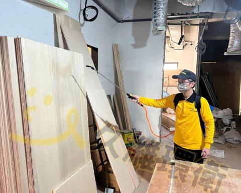 久濰環衛有限公司 - 白蟻防治-建物空屋前木料噴灑