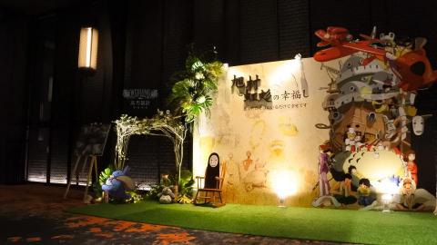 高杰設計 客製主題婚禮佈置│尾牙春酒佈置│活動佈置│ - 時光倒轉,跟著貓巴士一起重返兒時的回憶
這裡有的是溫馨逗趣又感人的吉卜力世界,十位主角一次到齊
無臉男這不再是瓠仔面,而是化身成萌樣男孩參加婚禮
小龍貓終於不用再被追追追,在樹叢裡開心的和小孩們拍照
小梅的玉米寫著對媽媽的愛,螢火蟲之墓的鐵罐糖果
枯黃樹葉裡黑貓吉吉掛在掃帚上,太多太多經典場景令人回味無窮
還有還有,新人沒日沒夜的手作紙藝,讓賓客驚呼不已 高杰設計 客製主題婚禮佈置│尾牙春酒佈置│活動佈置│ - 時光倒轉,跟著貓巴士一起重返兒時的回憶
這裡有的是溫馨逗趣又感人的吉卜力世界,十位主角一次到齊
無臉男這不再是瓠仔面,而是化身成萌樣男孩參加婚禮
小龍貓終於不用再被追追追,在樹叢裡開心的和小孩們拍照
小梅的玉米寫著對媽媽的愛,螢火蟲之墓的鐵罐糖果
枯黃樹葉裡黑貓吉吉掛在掃帚上,太多太多經典場景令人回味無窮
還有還有,新人沒日沒夜的手作紙藝,讓賓客驚呼不已