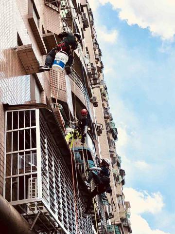 台灣外牆蜘蛛人 - 雨遮更換