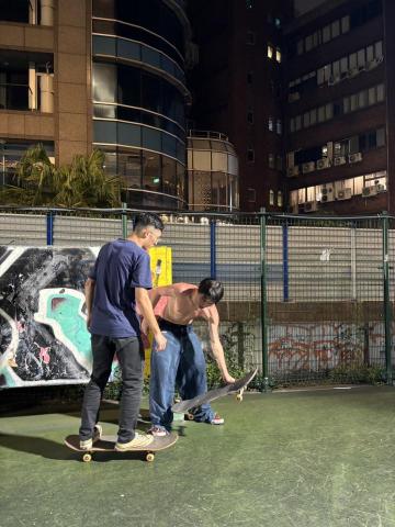 奧斯卡 - 新生橋滑板場踢躂教學