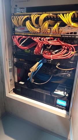 寶力科技服務有限公司 - 機房 UPS and POE Switch 建置