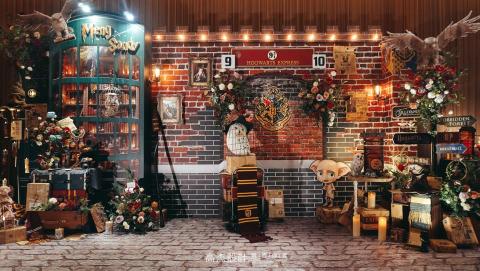 高杰設計 客製主題婚禮佈置│尾牙春酒佈置│活動佈置│ - 哈利波特【九又四分之三月台】
 
『去去,武器走』,『止止止,魔咒消』
麻瓜也能變成魔法師,貓頭鷹在呼喚我嗎?
從九又四分之三月台穿越到對角巷
走進了神秘古堡霍格華茲
拿起魔仗與分類帽
一起找尋屬於我們的魔法學院
#哈利波特婚禮佈置
#哈利波特婚主題婚禮佈置
#霍格華茲主題婚禮佈置
#魔法主題婚禮佈置
#魔法世界主題婚禮佈置
#南投婚禮佈置
#台中婚禮佈置
#高雄婚禮佈置
#南部婚禮佈置
 高杰設計 客製主題婚禮佈置│尾牙春酒佈置│活動佈置│ - 哈利波特【九又四分之三月台】
 
『去去,武器走』,『止止止,魔咒消』
麻瓜也能變成魔法師,貓頭鷹在呼喚我嗎?
從九又四分之三月台穿越到對角巷
走進了神秘古堡霍格華茲
拿起魔仗與分類帽
一起找尋屬於我們的魔法學院
#哈利波特婚禮佈置
#哈利波特婚主題婚禮佈置
#霍格華茲主題婚禮佈置
#魔法主題婚禮佈置
#魔法世界主題婚禮佈置
#南投婚禮佈置
#台中婚禮佈置
#高雄婚禮佈置
#南部婚禮佈置