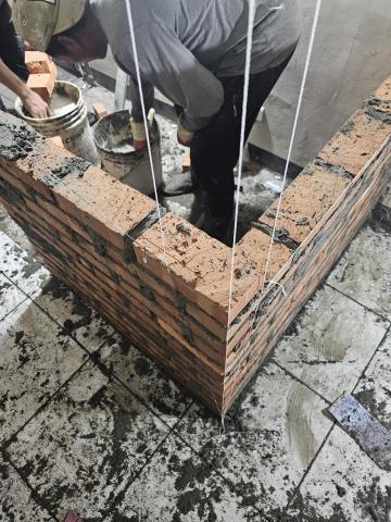 地坪打底，一切地磚相關服務 - 砌L型紅磚牆，上至天花板，做門