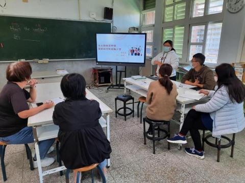 Yenshan Chen - 擔任國小教師閩南語講師