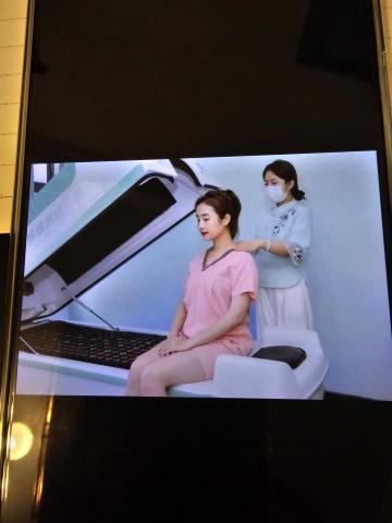 肖美棠 - 肩頸按摩，藏紅花油舒活手法按摩。
手法+筋膜刀+能量艙，共60分鐘6OO元