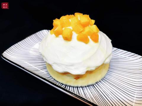 AuraSync Labs - 母親節推出新人二號「生酮無糖無澱粉·生酮生乳奶蓋芒果輕乳酪蛋糕」新口味！✨

富有乳酪香氣與綿密口感的蛋糕體包覆著一顆顆黃澄澄的新鮮芒果丁，覆蓋在最上層的生乳鮮奶油，一口咬下層次豐富，滋味豐富，奶香與芒果特有香氣滋味的交織令人滿足不已，並且此款蛋糕不僅無糖還是無麵粉，此款蛋糕讓您在享受美味的同時也能大大減低品嚐甜點帶來的邪惡負擔，母親節要到了，帶上一個回家好好慶祝犒賞自己或母親吧～✨✨

❌無糖
❌無麵粉
❌無香精
❌無蛋黃
❌無杏仁粉
❌無麩質

主成分：奶油奶酪、杏仁粉、椰子粉、大豆纖維、牛乳、赤藻醣