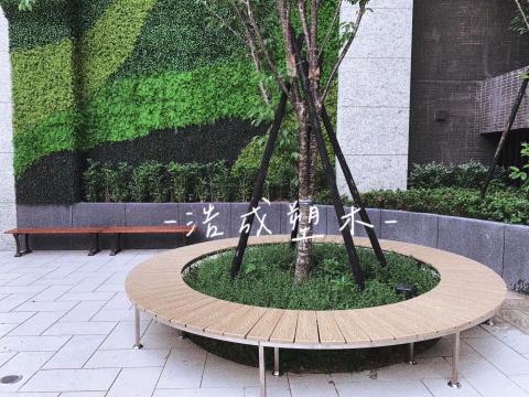 浩成塑木工程 - ?「採用環保塑木，打造舒適座椅」?
在這個追求環保的時代，我們致力於為您提供舒適且環保的座椅選擇。
我們的塑木椅子結合了高品質的材料與精湛的工藝，為您帶來優雅與舒適的座椅體驗。
?「自然美學，時尚設計」?
我們的塑木椅子以其自然美學和時尚設計著稱。
不僅能夠完美融入您的家居或室外空間，還能為您的生活增添一絲獨特的風格。
?「耐用性與易清潔」?
採用高品質塑木製成，我們的椅子不僅耐用，而