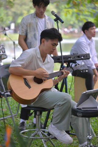 錢容饒 - 樂團表演（木吉他）