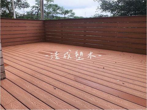 浩成塑木工程 - 想要一個既環保又美觀的後院？
塑木是您的最佳選擇！
#塑木優點
✨#耐用：塑木材質堅固耐用，不易開裂、變形或腐爛，讓您的後院長久保持美麗。
✨#低維護：無需繁瑣的維護工作，只需簡單清潔，就能讓您的後院煥然一新。
✨#環保：塑木由回收材料製成，減少森林砍伐，保護地球環境。
✨#防滑防水：即使在雨天，您也能放心享受後院的舒適與安全。
適合各種設計風格
無論是現代簡約、鄉村田園還是自然野趣，
塑木都能完