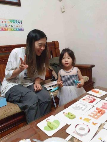 詹薏嘉（伴讀家教） - 利用立體字母積木和點讀筆增加學英文趣味性！