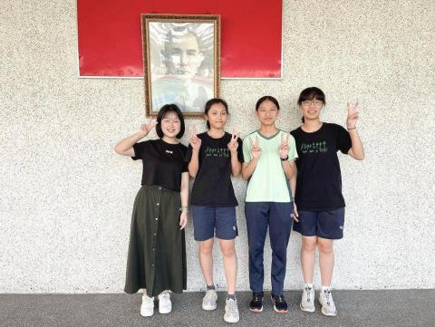 梁芸榛 - 臺中女中四代直屬合照（我站在左邊第二個）