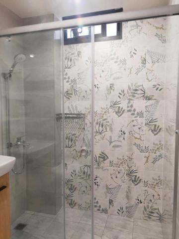 晅暘衛浴設計工程（艾恩居） - 美美的叢林風花磚加上安全的乾溼分離拉門..淋浴真美好。。