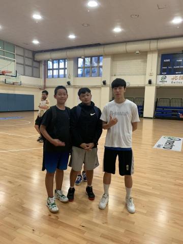 李文杰 - 在室內籃球場上課完，與學生的合照