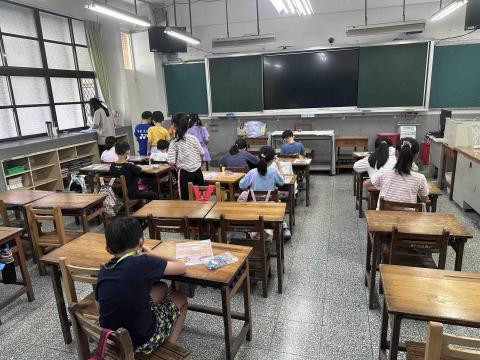 hung - 任教於雙北國小，課後、寒暑期藝才班。