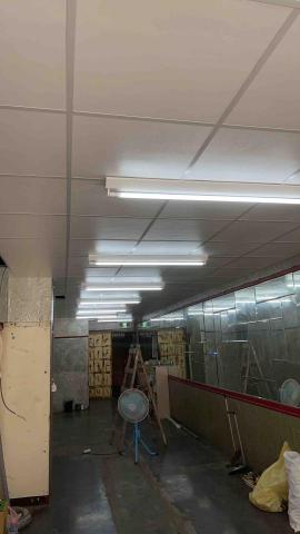 何百根 - 快炒店整理中燈具安裝