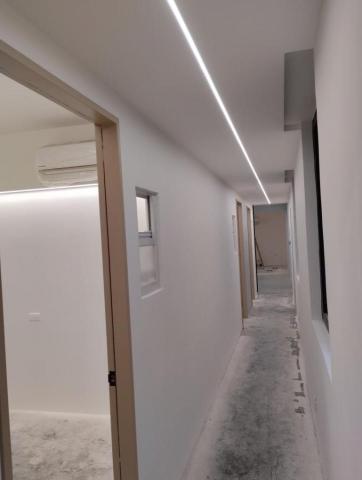 水色彩油漆工程 - 長廊，白磚牆面之平整度