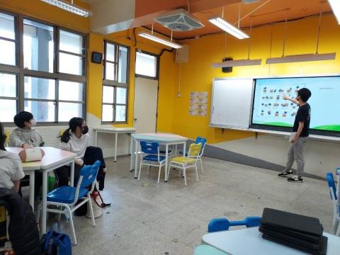 Jamie Yu - 國1小班2，學生英文程度普遍較強，課堂基本以英文與學生溝通教學。