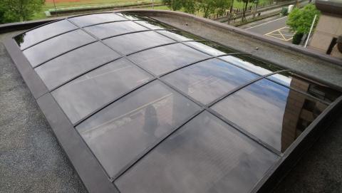 賓士清潔企業社 - 社區強化玻璃雨遮，清洗後