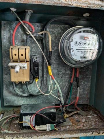 承家水電工程行 - 原先電錶附錶前閘刀開關，準備換新器具