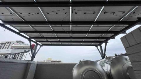 築能有限公司 - 屋頂架設太陽能板，頂層居室隔熱效果好，屋頂防水層避免直曬龜裂