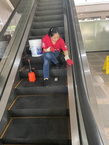 陳弘遠 - 手扶梯側面不鏽鋼繡點清除