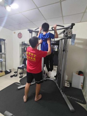 阿ㄩㄥˋ居家體塑教室 - 教國中生藉由引體向上輔助,成功上去 阿ㄩㄥˋ居家體塑教室 - 教國中生藉由引體向上輔助,成功上去