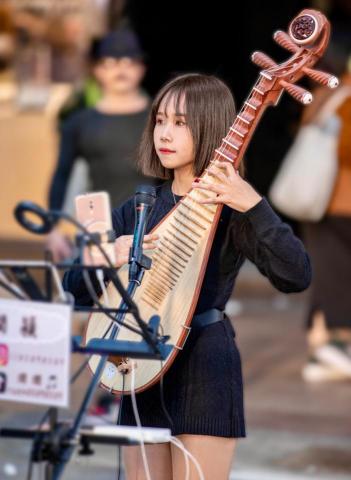 來點音樂 Live Band｜婚禮樂團-尾牙春酒-市集表演 - 想要質感的婚禮音樂嗎?
琵琶演奏也是不錯的選擇唷！ 
