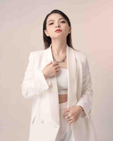 Livia整體妝造｜彩妝教學 - 棚拍 西裝時裝