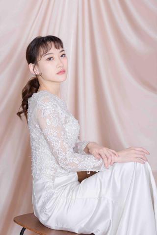 Livia整體妝造｜彩妝教學 - 韓式淡妝/高雅低馬尾造型
搭配蕾絲合身禮服 簡單不失高雅
適合登記、家宴