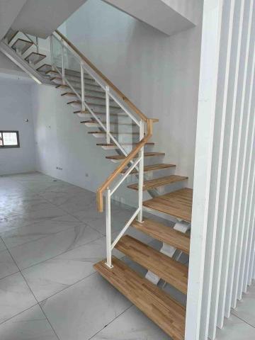 星泰金屬工程邱東泰 - 不鏽鋼玻璃搭配木扶手