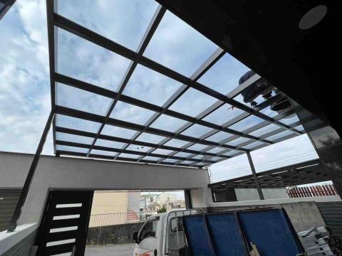 星泰金屬工程邱東泰 - 不鏽鋼烤漆玻璃採光罩