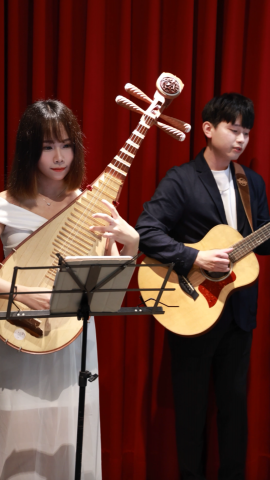來點音樂 Live Band｜婚禮樂團-尾牙春酒-市集表演 - 獨特的中西合併樂團
琵琶加上吉他的彈唱演奏！