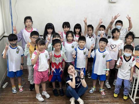 江馥妤 - 這是學生與同事的合照 基本上一班的學生大約20以上