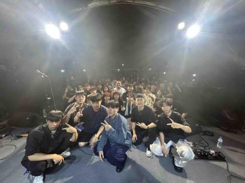 魚翔Yu Xiang - 六月革命音樂祭表演 雖然看起來有點好笑 因為很曝光