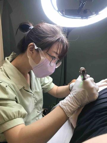 Yun-Ching Sun - 紋路修復工作中