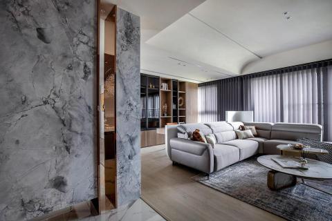 沐見設計室內裝修有限公司 - 玄關石材呼應客廳灰色調沙發.落地簾與短毛地毯，讓光線在空間中流動