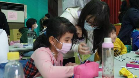 陳泳樺 - 指導小朋友完成作業（寒營）