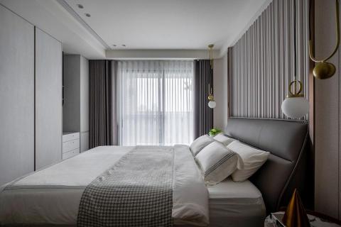 沐見設計室內裝修有限公司 - 床頭造型弧形線板柔化了主臥室的氛圍，兩側吊燈呈現設計質感