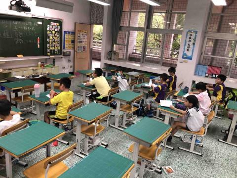 桌遊老師—專注力培養 數理訓練 戴成有 - 課前桌遊規則教學，及學生抄筆記